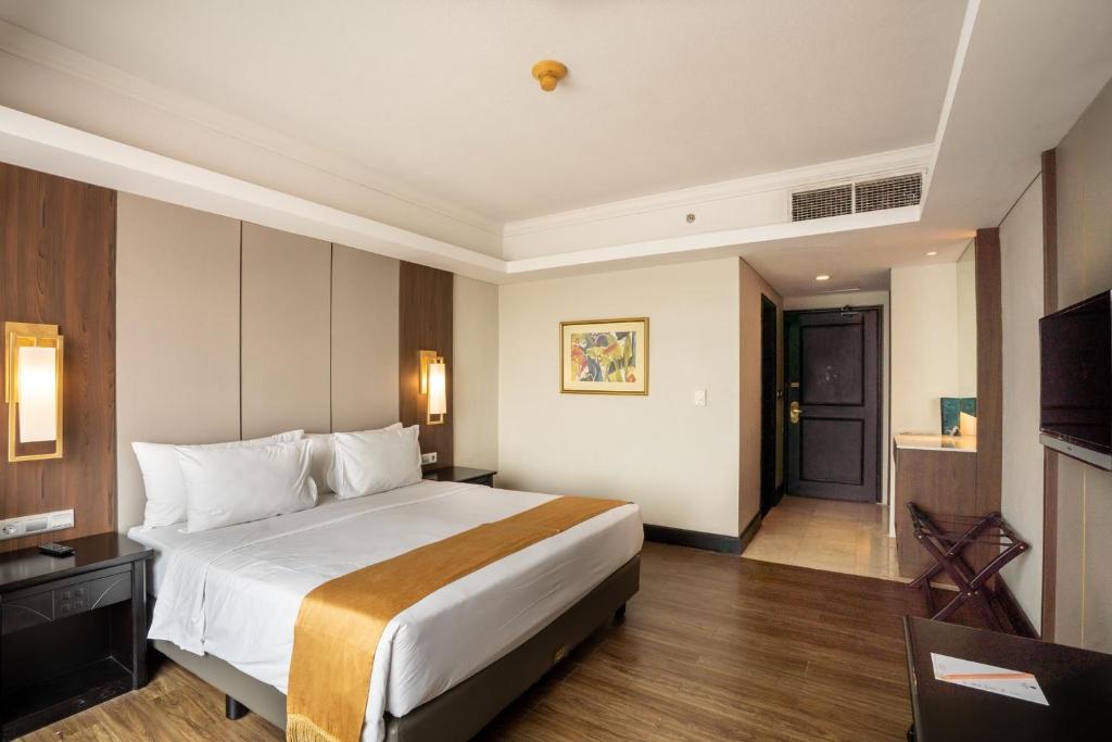 Postel nebo postele na pokoji v ubytování The Acacia Hotel Jakarta