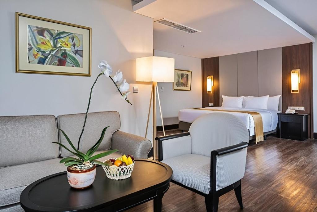 Postel nebo postele na pokoji v ubytování The Acacia Hotel Jakarta