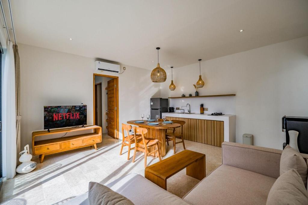 Μια τηλεόραση ή/και κέντρο ψυχαγωγίας στο Elegant One Bed Suite With Pool View