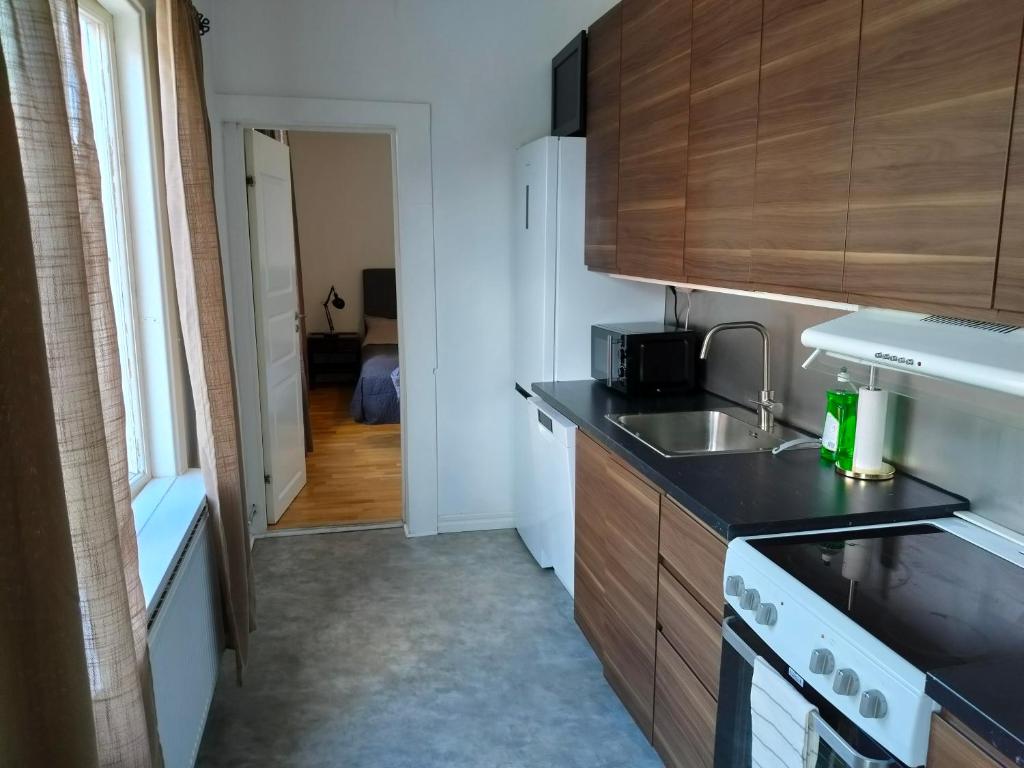 Kuchyň nebo kuchyňský kout v ubytování Stor lägenhet i centrala Karlshamn!