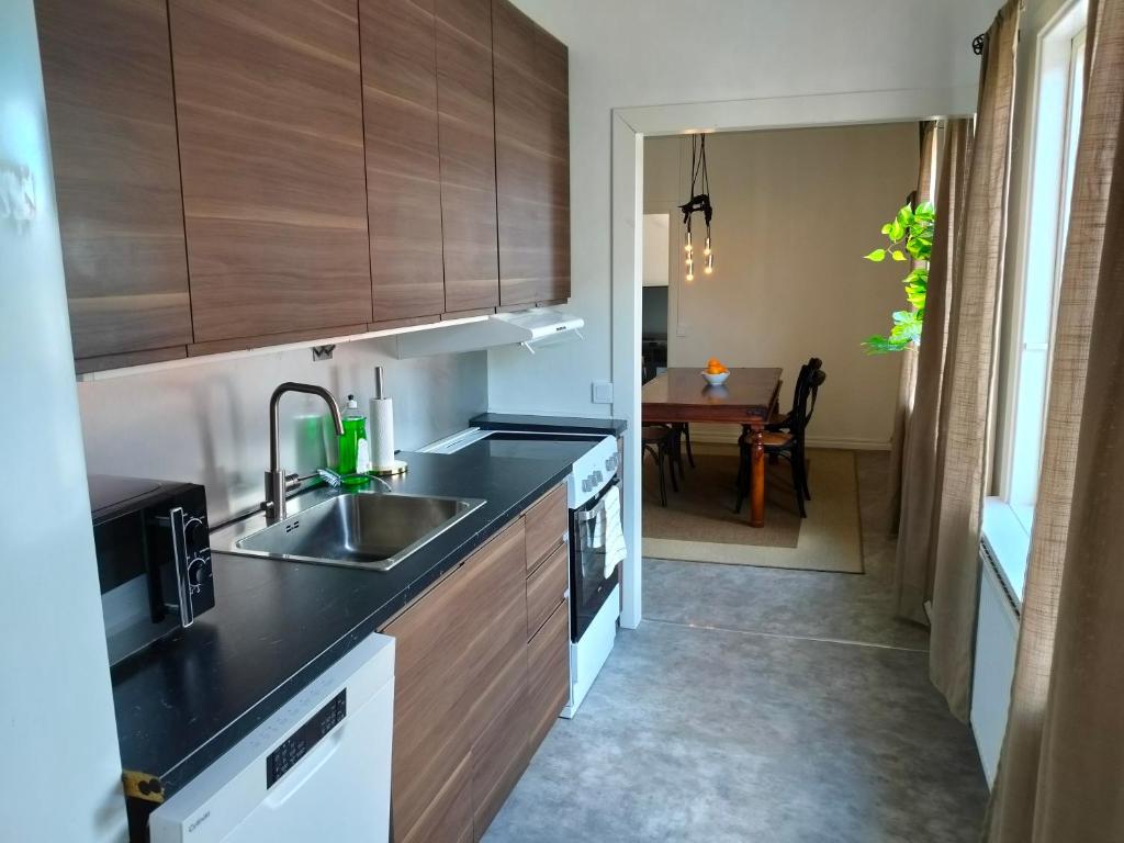 Kuchyň nebo kuchyňský kout v ubytování Stor lägenhet i centrala Karlshamn!