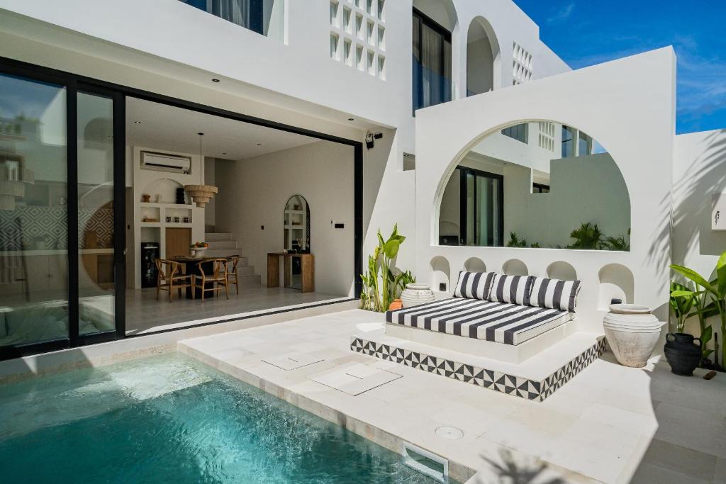 una villa con piscina y una casa en The Makara Villas Uluwatu, en Uluwatu