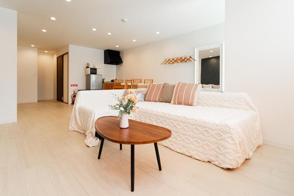 60sqa 2BR extra spacious living room丨1min to subway丨3 stops to Namba