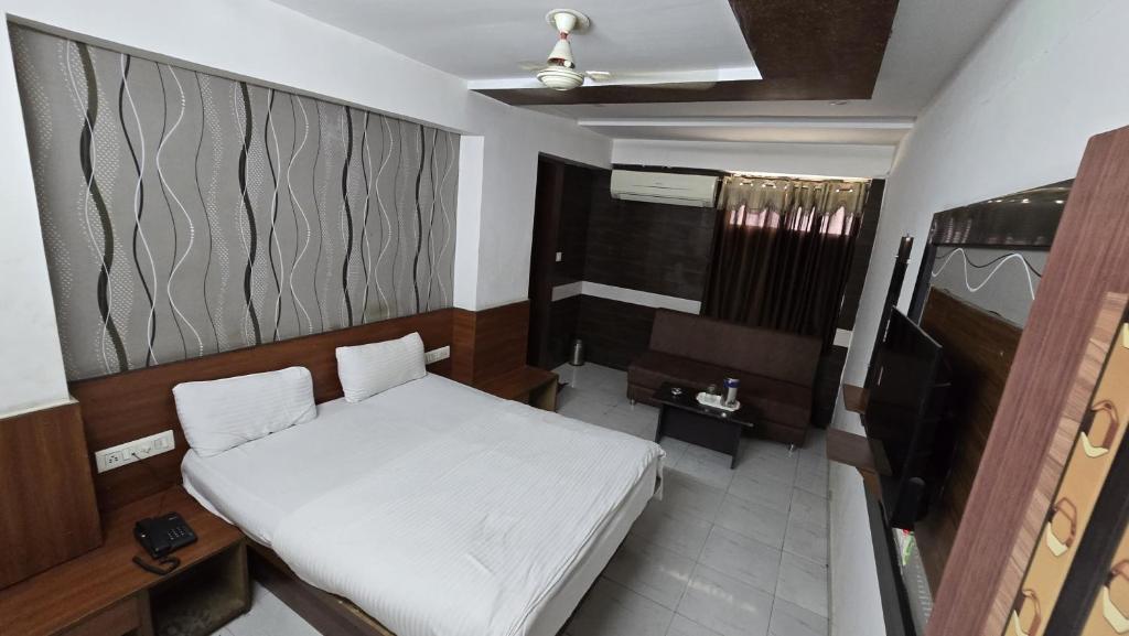 艾哈迈达巴德Hotel Anand Place的一间小卧室,房间内设有一张白色的床