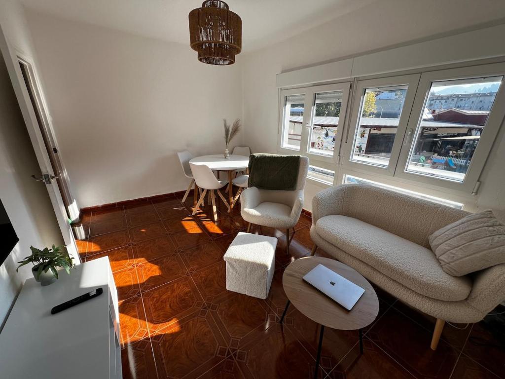 Precioso piso en Mieres con Jardín في مييريس: غرفة معيشة بها أريكة وطاولة