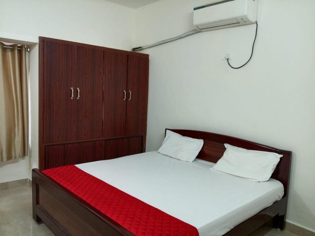 Postel nebo postele na pokoji v ubytování Lakshmibalajistayhome 1bhk&2bhk