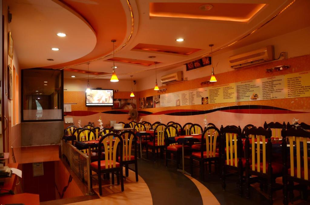 Prithvi Hotels tesisinde bir restoran veya yemek mekanı