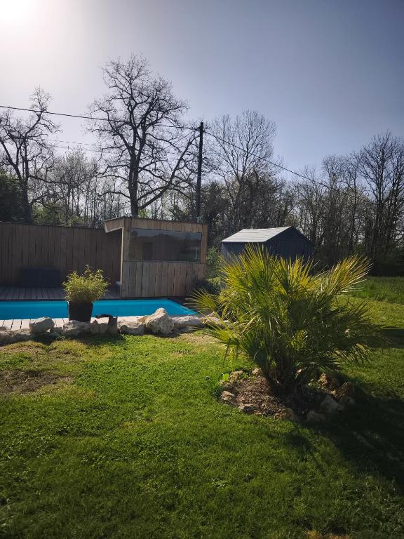 une cour avec une piscine dans la cour dans l'établissement Campagne étoilée, à Bellacaud