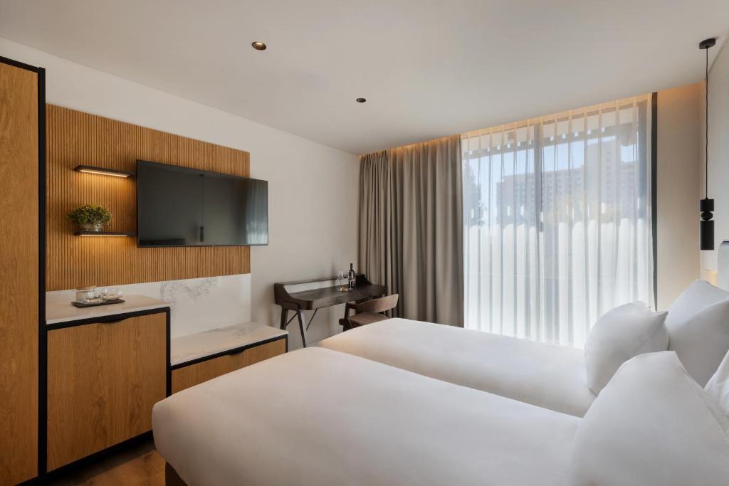 Postel nebo postele na pokoji v ubytování Jerusalem Gardens Hotel