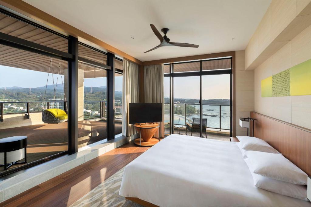 Postel nebo postele na pokoji v ubytování Hyatt Regency Seragaki Island Okinawa