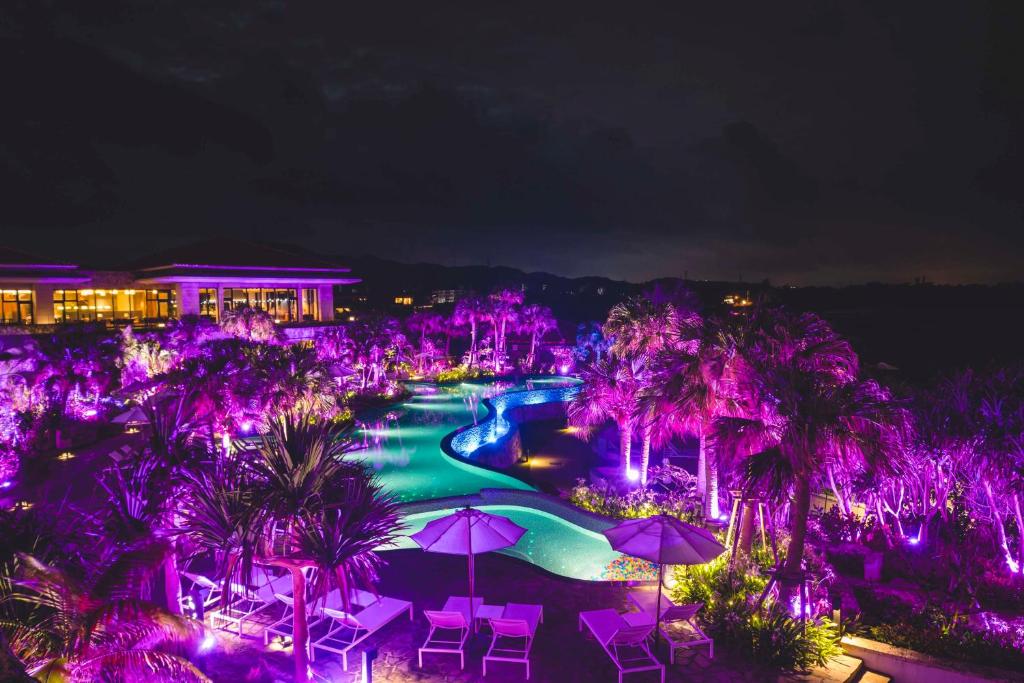 Bazén v ubytování Hyatt Regency Seragaki Island Okinawa nebo v jeho okolí