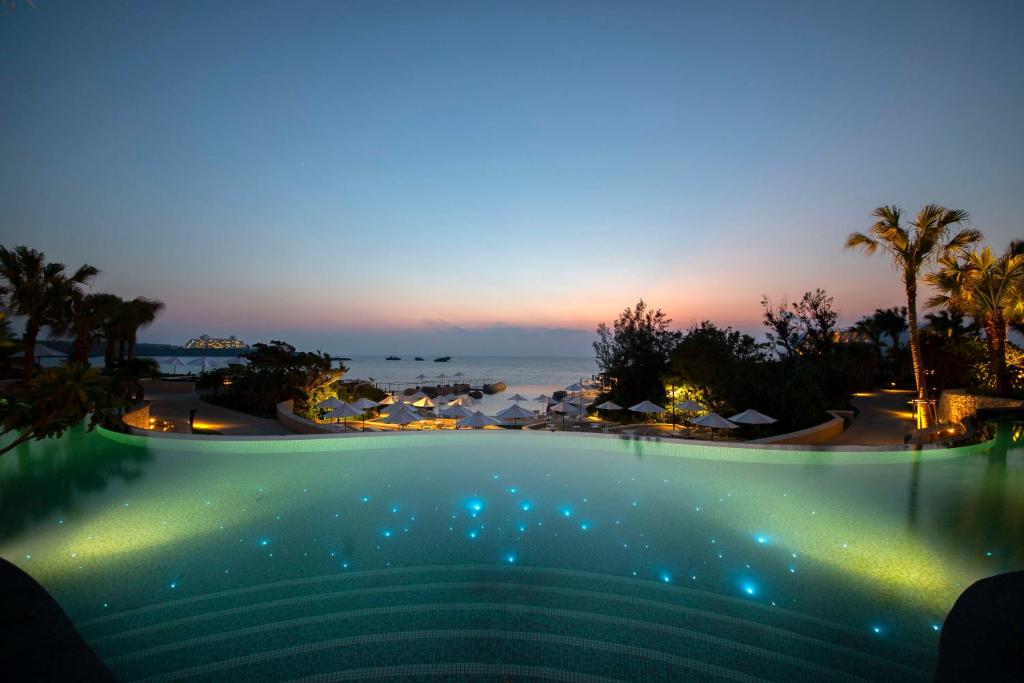 Bazén v ubytování Hyatt Regency Seragaki Island Okinawa nebo v jeho okolí