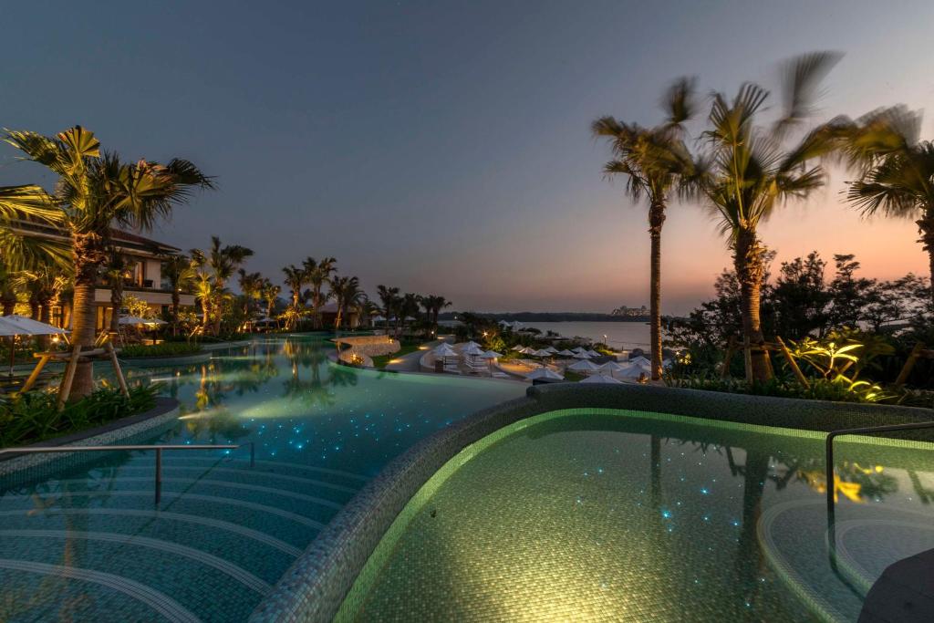 Bazén v ubytování Hyatt Regency Seragaki Island Okinawa nebo v jeho okolí
