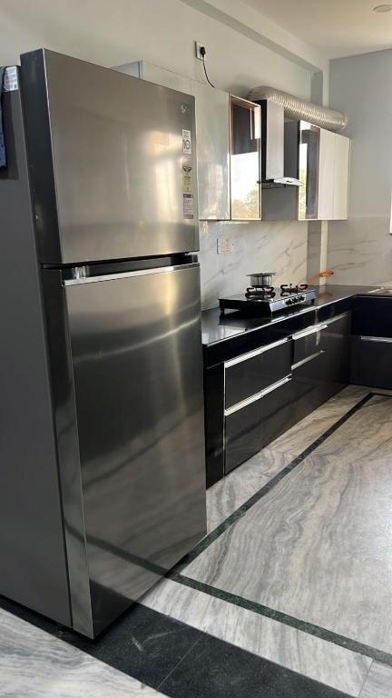 Kuchyň nebo kuchyňský kout v ubytování Aaranya Nivas 4BHK Stay