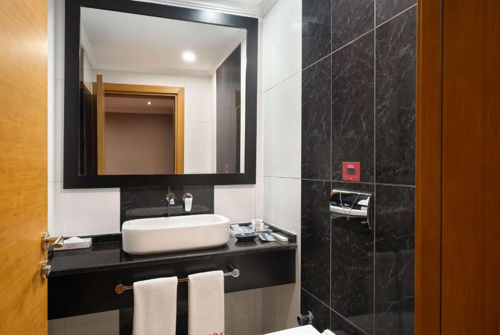 Ramada by Wyndham Erbil Gulan Street - Habitación Con Cama Extragrande - No Fumadores