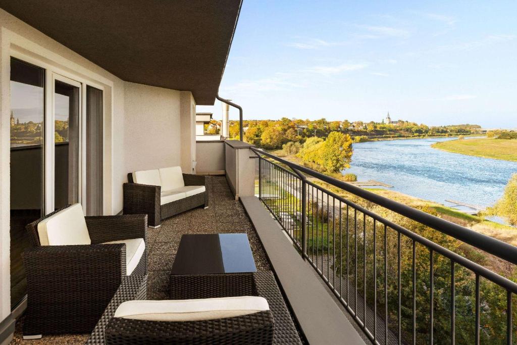Výhled na řeku, která protéká v blízkosti hotelu