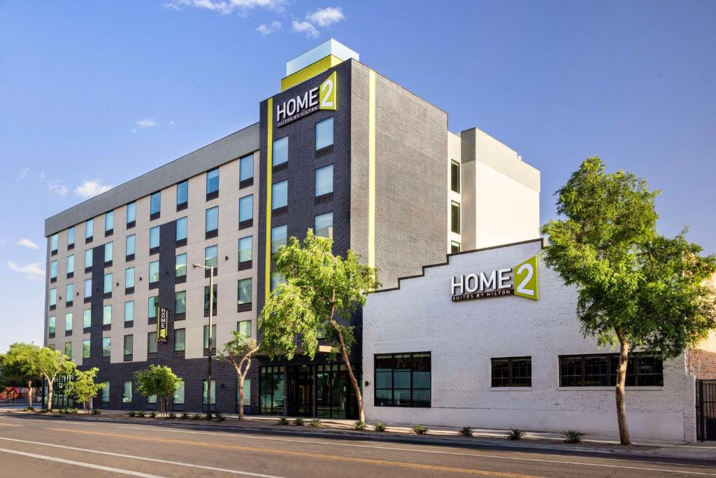 フェニックスにあるHome2 Suites By Hilton Phoenix Downtownの大きな建物