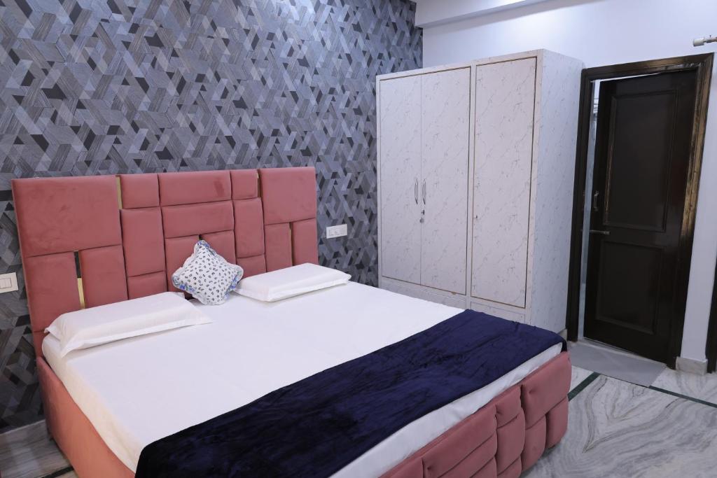 Postel nebo postele na pokoji v ubytování Aaranya Nivas 4BHK Stay