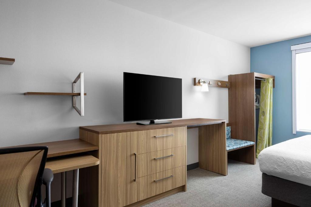 TV a/nebo společenská místnost v ubytování Home2 Suites By Hilton Phoenix Downtown