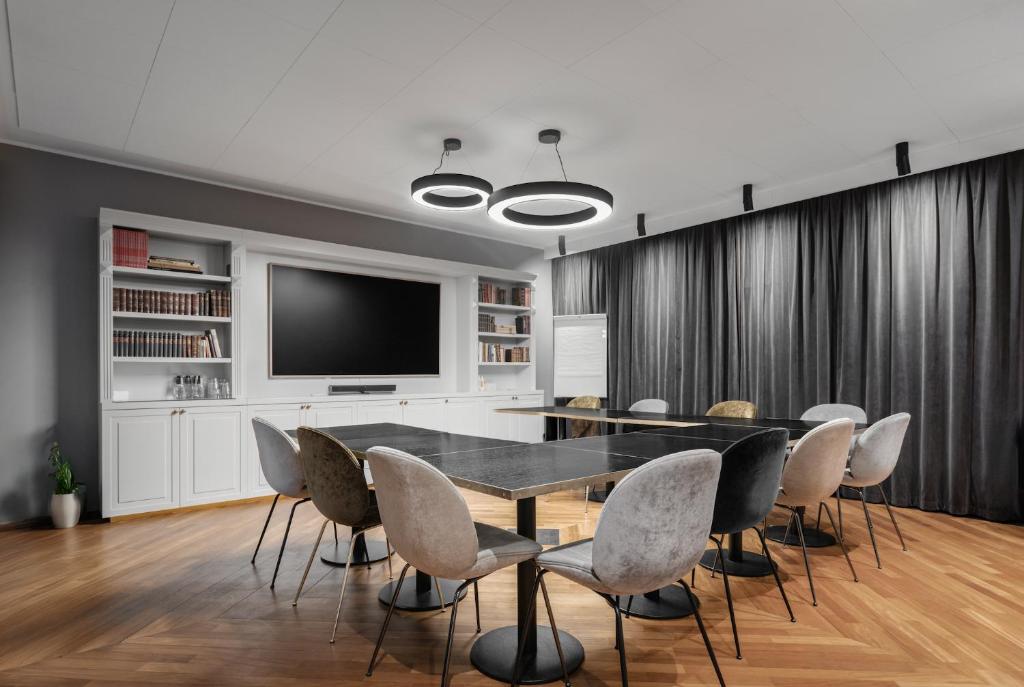 TV a/nebo společenská místnost v ubytování Hypernym Hotel & Suites