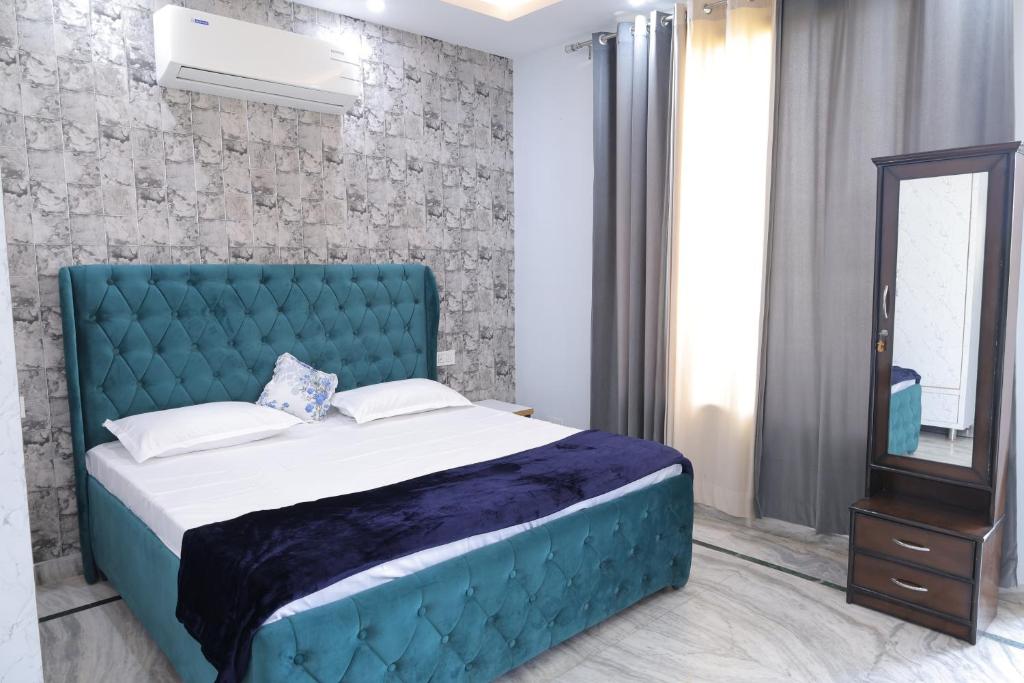 Postel nebo postele na pokoji v ubytování Aaranya Nivas 4BHK Stay