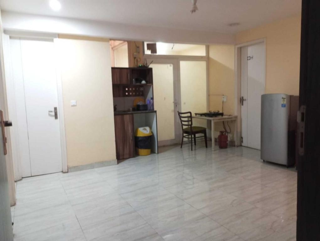 Kuchyň nebo kuchyňský kout v ubytování NUAB House - Near Fortis, MAX, MEDANTA, Paras Hospitals and HUDA Metro
