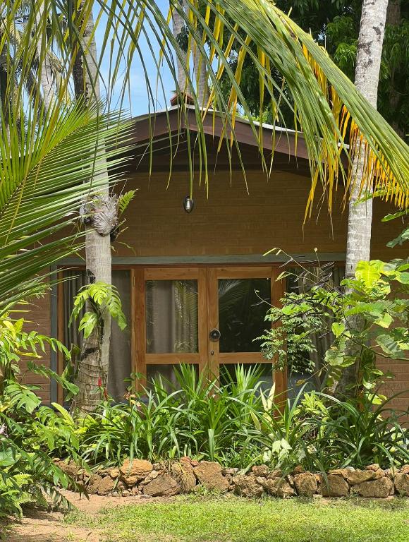 dom z palmą przed nim w obiekcie Aurora Eco stay w mieście Weligama