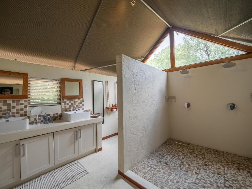 Kuchyň nebo kuchyňský kout v ubytování MILIMA Big 5 Safari Lodge