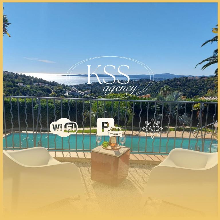 une vue d'une piscine depuis une maison dans l'établissement Villa 140 m2 4 étoiles - parking - wifi - clim - piscine, à Roquebrune-sur Argens