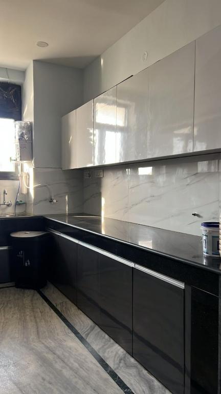 Kuchyň nebo kuchyňský kout v ubytování Aaranya Nivas 4BHK Stay