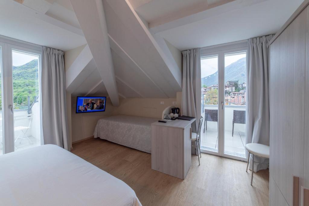 Televízia a/alebo spoločenská miestnosť v ubytovaní Hotel Due Palme