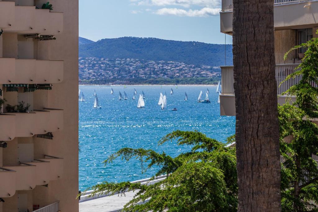 une vue sur l'océan depuis le balcon d'un hôtel avec des voiliers dans l'établissement T2 - Les Dauphins, Bord de mer, à Saint-Raphaël