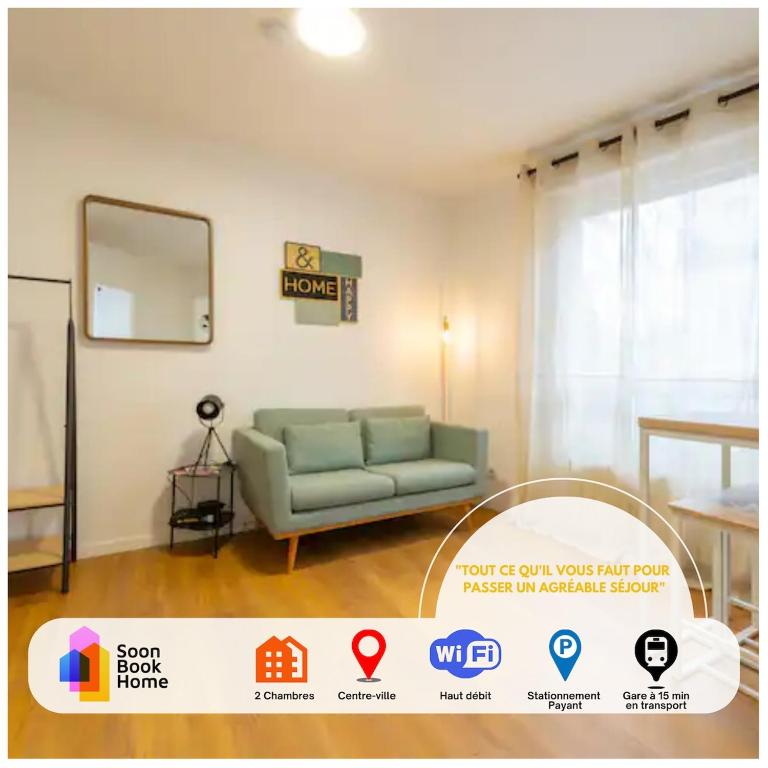 un salon avec un canapé et un miroir dans l'établissement Very nice apartment in downtown Mulhouse Kennedy, à Mulhouse