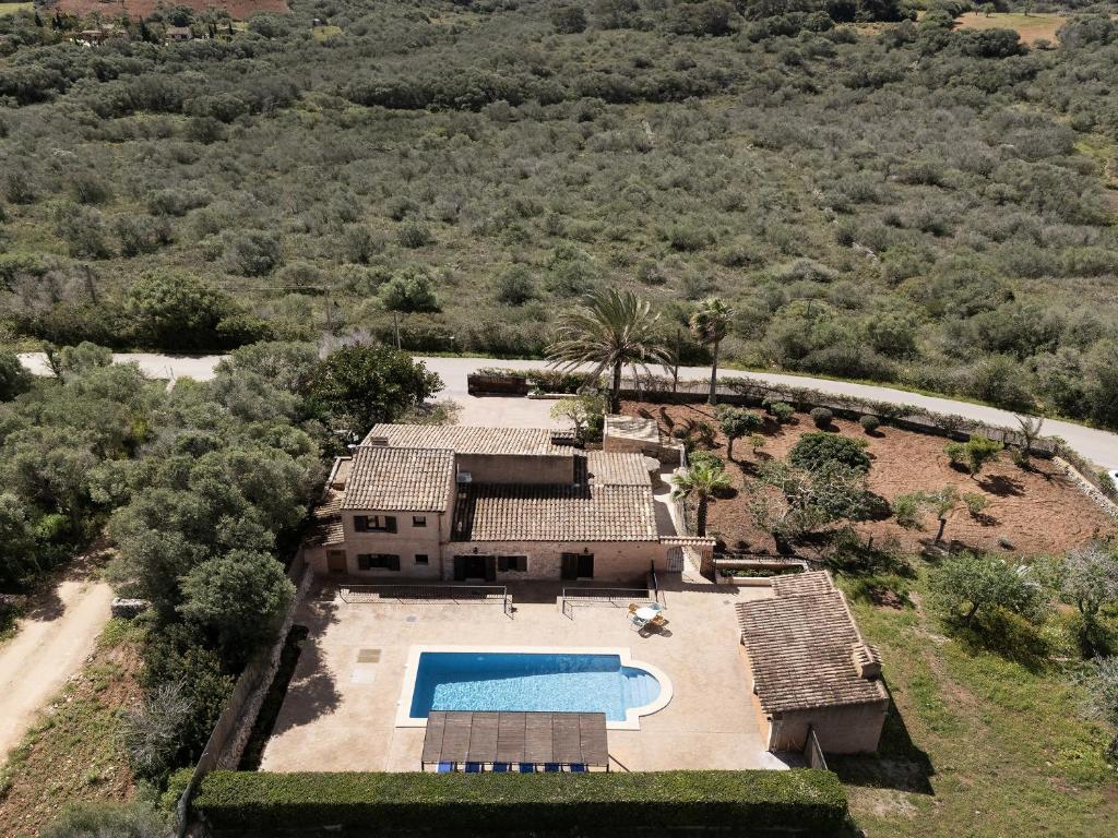 an aerial view of a house with a swimming pool at Villa con piscina, BBQ, terraza y wifi in Santanyi