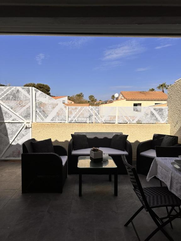 un salon avec des canapés et une vue sur une plage dans l'établissement Le nid, au Cap d'Agde