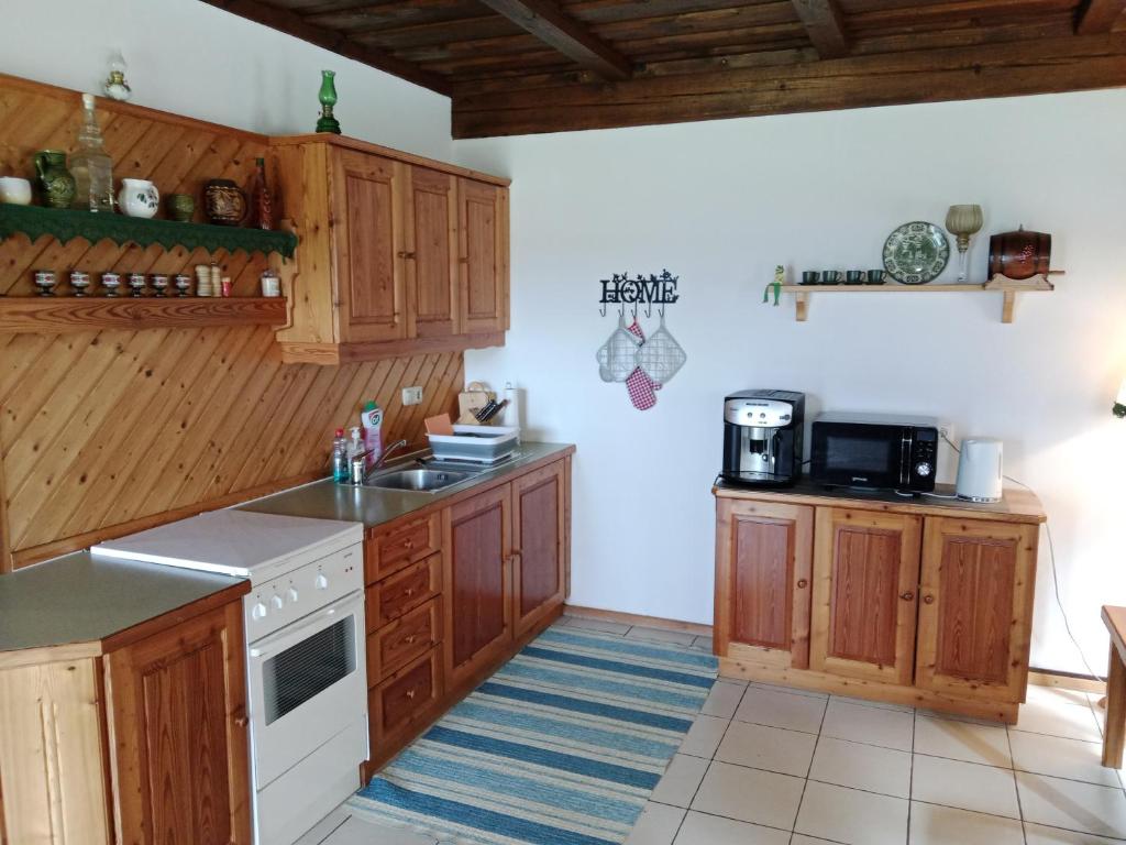 A kitchen or kitchenette at Ferienhaus Kreiner