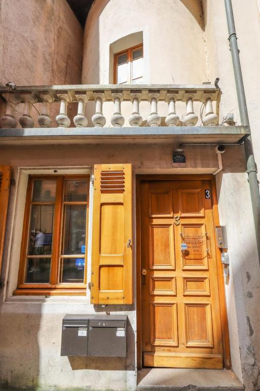 Fasada lub wejście do obiektu 'La Maison' City House in the historic Annecy