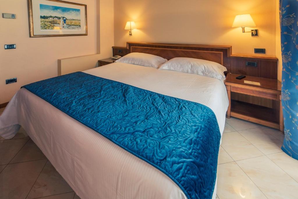 Postel nebo postele na pokoji v ubytování Hotel Bettina