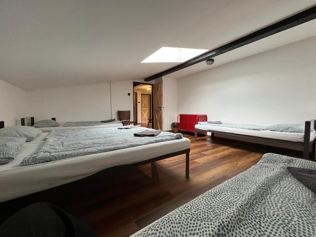 Postel nebo postele na pokoji v ubytování Fabrika Doubice & Cifra Gallery