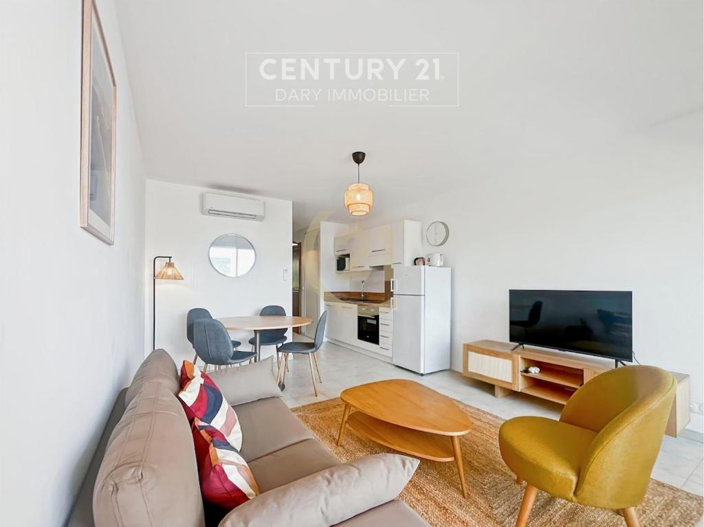 un salon avec un canapé et une table dans l'établissement Calvi T2 les Jasmins proche centre, à Calvi