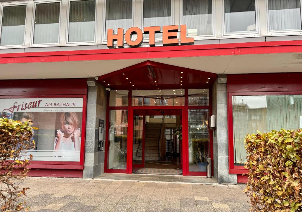 Un cartel de hotel en el frente de un edificio en Hotel am Rathaus, en Flensburg