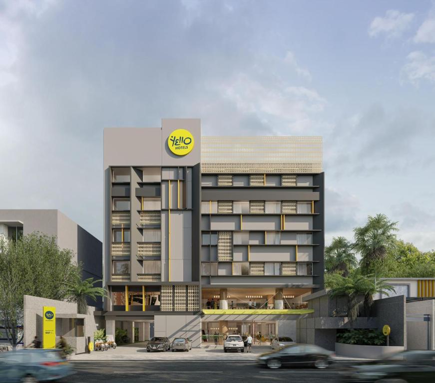 ein großes Gebäude mit einem gelben Smiley-Schild darauf in der Unterkunft Yello Hotel Samarinda in Samarinda