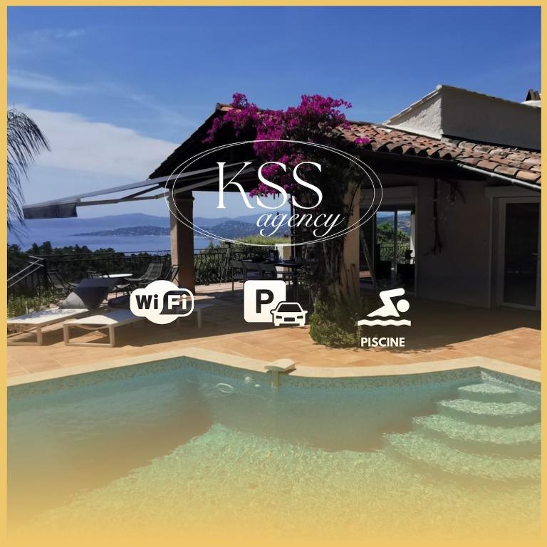 - une piscine en face d'une maison avec un panneau dans l'établissement Villa de charme 4 chambres vue mer imprenable, à Roquebrune-sur Argens