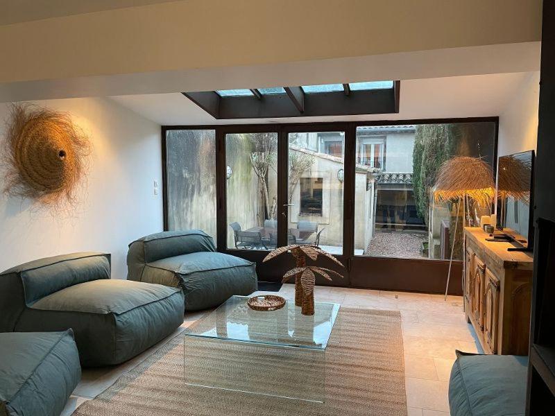 un salon avec un canapé et une table dans l'établissement Le Petit Camisou, un écrin au pied de la Cité, à Carcassonne