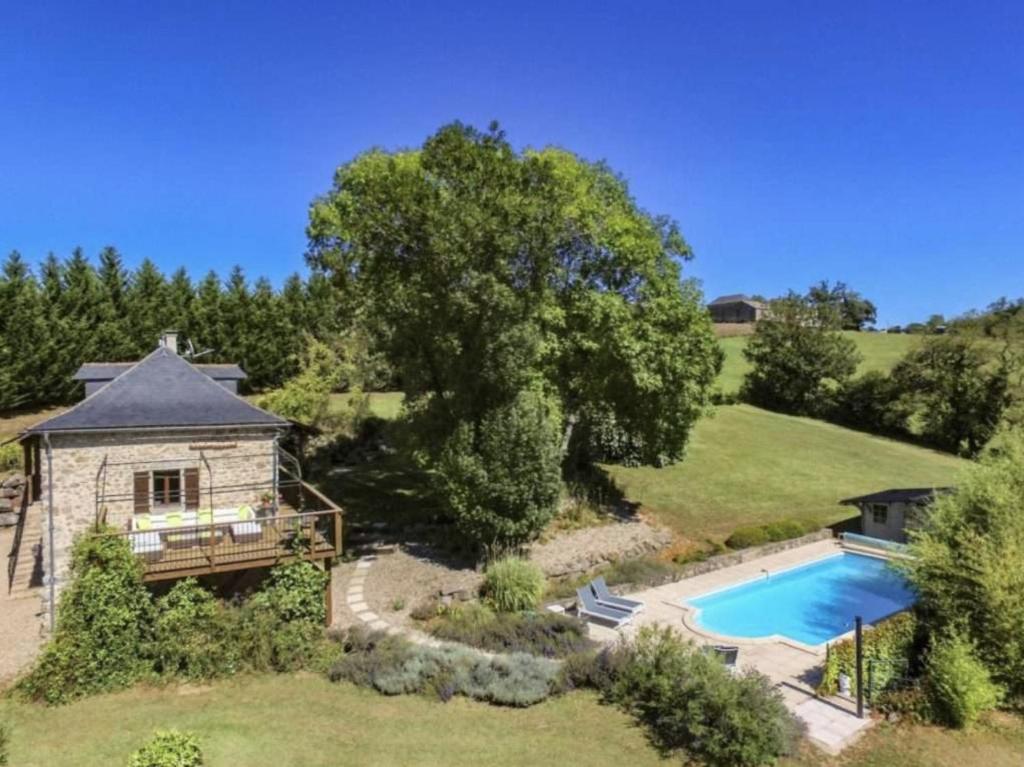 une vue aérienne sur une maison avec une piscine et une maison dans l'établissement Villa Serena, à La Fouillade