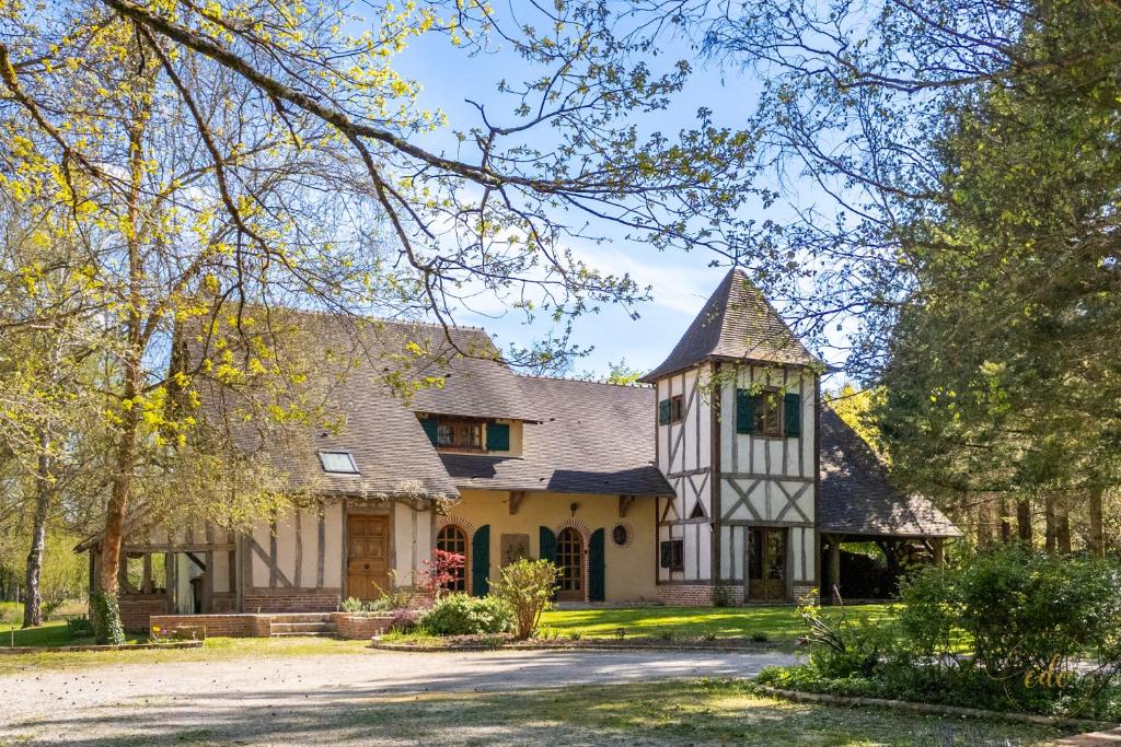 une grande maison blanche avec un toit à la mansarde dans l'établissement villa de charme Calme et campagne Caution obligatoire swikly, à Coullons
