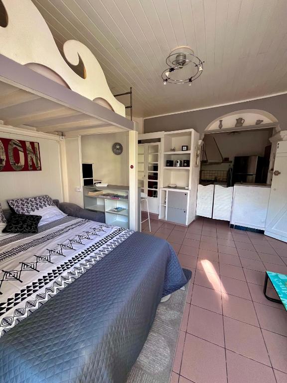 une chambre avec un grand lit dans une pièce dans l'établissement BEAU STUDIO pour 4 p à 5 mn de la plage, à Villeneuve-Loubet