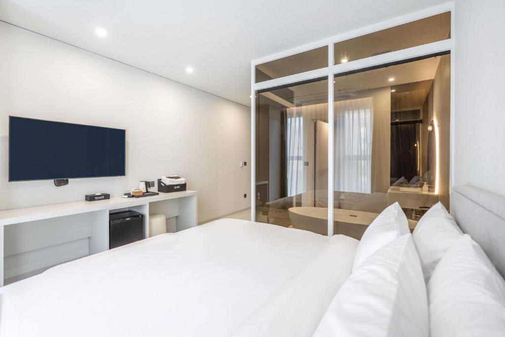 Postel nebo postele na pokoji v ubytování Gyeongju city hotel