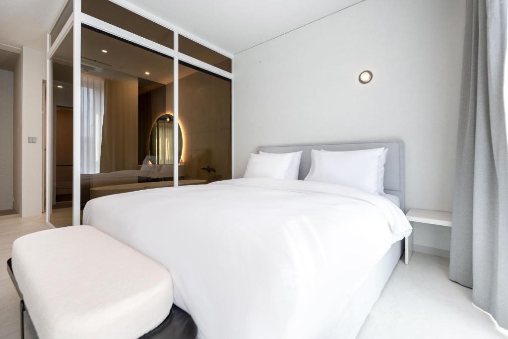 Postel nebo postele na pokoji v ubytování Gyeongju city hotel