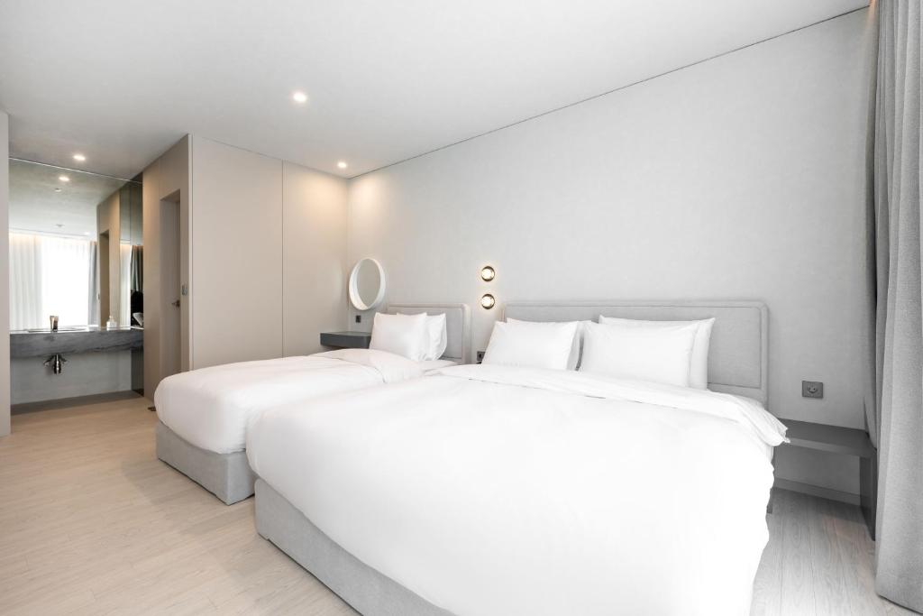 Postel nebo postele na pokoji v ubytování Gyeongju city hotel